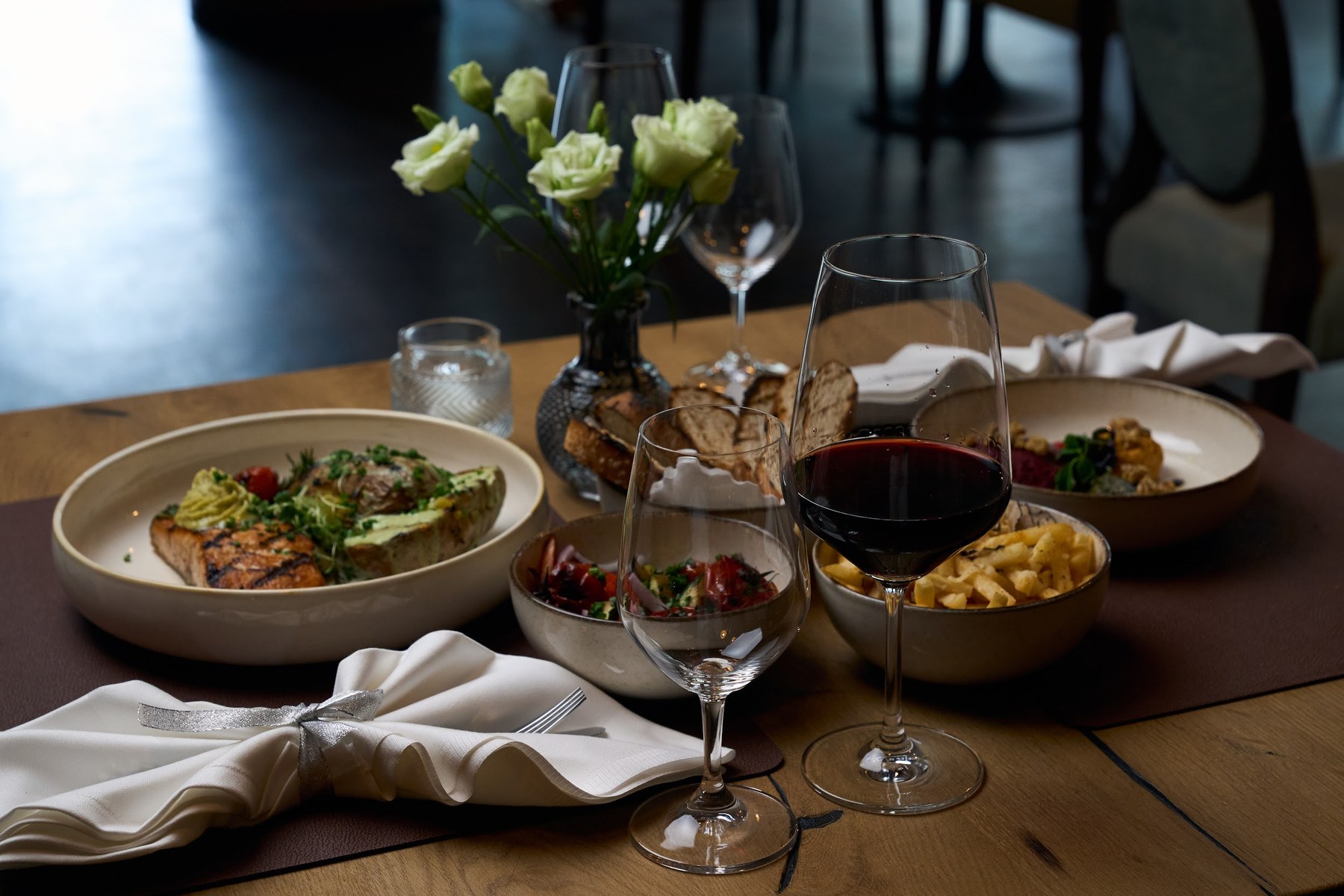 Gedeckter Tisch mit Rotwein